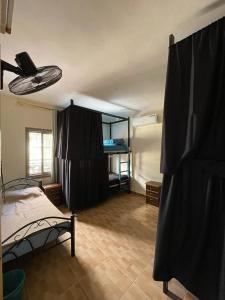 una camera con letto e specchio di Extra Experiment ad Aqaba