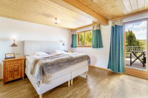 Schlafzimmer mit einem Bett und einem Fenster in der Unterkunft Hotel Schlehdorn in Feldberg