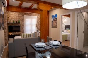 una cucina e un soggiorno con un tavolo e un divano di EDIFICIO 1521 a Logroño