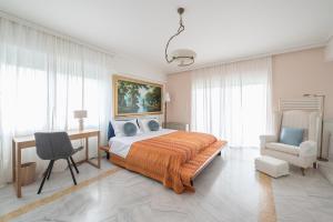 Ένα ή περισσότερα κρεβάτια σε δωμάτιο στο Varkiza Riviera