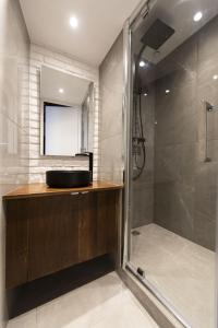 パリにあるGhostのバスルーム(シャワー、シンク、鏡付)