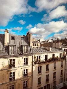 a building with windows and balconies on top of it at Pavillon Opéra Lafayette in Paris