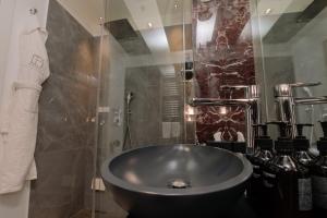 La salle de bains est pourvue d'un lavabo et d'une douche. dans l'établissement 10 KEYS MILANO, à Milan