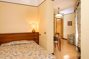 A bed or beds in a room at Albergo Reggio