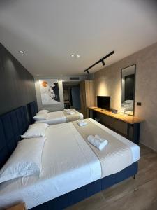 Postel nebo postele na pokoji v ubytování Azura Ksamil Hotel