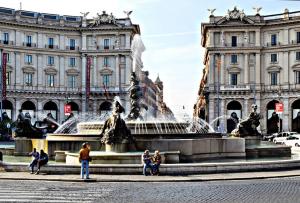 ludzie stojący wokół fontanny przed budynkiem w obiekcie Princess house Roma w Rzymie