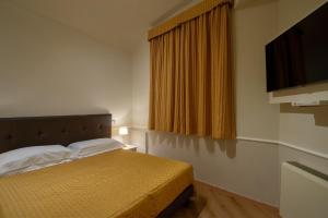 A bed or beds in a room at Albergo Reggio
