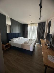 Postel nebo postele na pokoji v ubytování Azura Ksamil Hotel