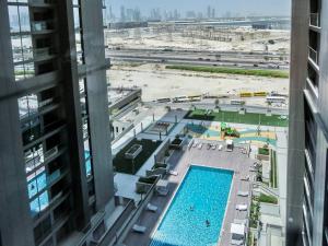 Výhled na bazén z ubytování Stylish 1 bedroom Downtown Dubai view nebo okolí
