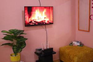 sala de estar con chimenea en la pared en Cozy 1 bedroom apartment in Claycity, Kasarani, en Nairobi