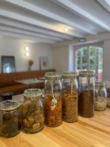 een groep potten noten en zaden op een tafel bij Maison Durante in Nice