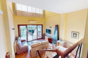 ein Wohnzimmer mit Sofa und Fernseher in der Unterkunft CASA RURAL CON VISTAS ESPECTACULARES in Doña Rama