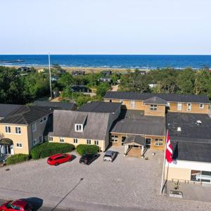 una vista aerea di una casa con parcheggio di Hotel Havlund Bed and Breakfast a Grenå