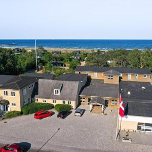 an aerial view of a house with a parking lot at Hotel Havlund Bed and Breakfast in Grenå