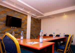 einen Konferenzraum mit einem langen Tisch und Wasserflaschen darauf in der Unterkunft THE GEM HOTEL NAIVASHA in Naivasha