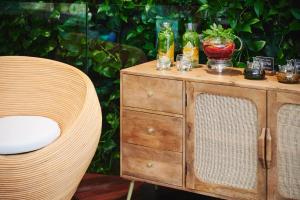 un comò in legno con una sedia e bevande sopra di Hotel Narvil Conference & Spa a Serock