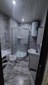 y baño con ducha, aseo y lavamanos. en Orbi Sea Towers Batumi, en Batumi