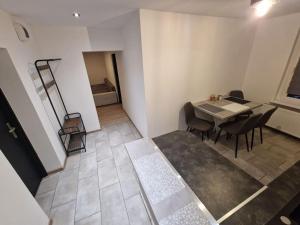 ein Zimmer mit einem Tisch und Stühlen in einem Zimmer in der Unterkunft Rodzinny apartament + siłownia in Bytom