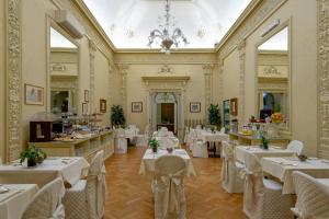 A restaurant or other place to eat at Albergo Reggio