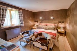 a bedroom with a bed and a chair in it at Das Himmelhaus Sot il Pegn in Lenzerheide