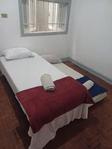 ein großes weißes Bett in einem Zimmer mit Fenster in der Unterkunft Linda Casa para grupo/ 1km da Expo SP /500m metrô in São Paulo