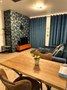 sala de estar con mesa y sofá en Luxe appartement dichtbij centrum Drachten en Drachten