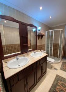 a bathroom with two sinks and a toilet at Marbella Edificio Mayoral Primera Línea de Playa Centro Ciudad y Barco opcional in Marbella