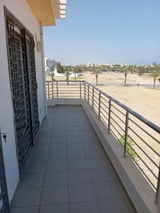 a balcony with a view of the beach at Zone touristique mahdia en face clinique rahma in Mahdia
