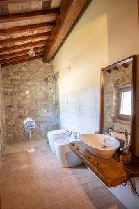 y baño con lavabo, bañera y aseo. en Abbazia San Pietro in Valle en Vagli