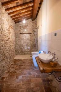 e bagno con lavandino, servizi igienici e vasca. di Abbazia San Pietro in Valle a Vagli