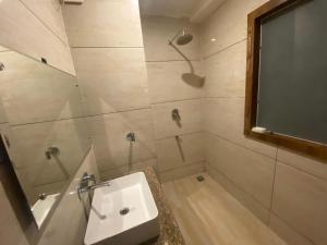 Baðherbergi á Hotel Zoon Dabb Srinagar airport kashmir
