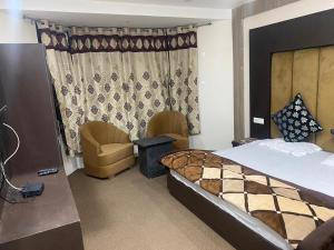 Rúm í herbergi á Hotel Zoon Dabb Srinagar airport kashmir