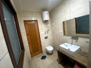 Baðherbergi á Hotel Zoon Dabb Srinagar airport kashmir