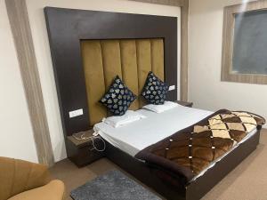 Rúm í herbergi á Hotel Zoon Dabb Srinagar airport kashmir
