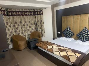 Rúm í herbergi á Hotel Zoon Dabb Srinagar airport kashmir