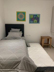 1 dormitorio con 1 cama y mesa auxiliar en str_on 5, en Encarnación