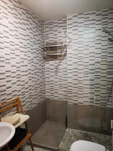 łazienka z umywalką, wanną i toaletą w obiekcie Apartamento Cervantes w Maladze