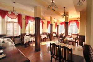 VillaPark في تريسكوفيتس: مطعم بالطاولات والكراسي والستائر الحمراء