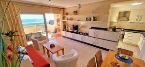 een keuken en eetkamer met uitzicht op de oceaan bij Ferienwohnung Jandia Dream in Morro del Jable +25 foto's