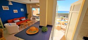 een woonkamer met uitzicht op de oceaan bij Ferienwohnung Jandia Dream in Morro del Jable