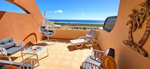 Elle comprend un balcon offrant une vue sur la plage. dans l'établissement Ferienwohnung Jandia Dream, à Morro del Jable
