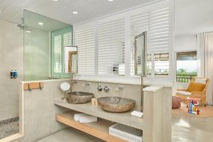 un bagno con lavandino e specchio di Zilwa Attitude a Grande Gaube