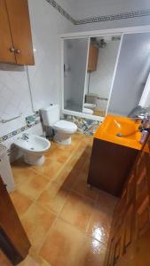 uma casa de banho com 2 WC e um lavatório em Cabo de Palos VVMU 4780-1 em Cabo de Palos