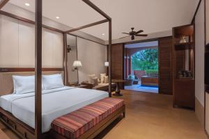 Hilton Goa Resort Candolim客房内的一张或多张床位