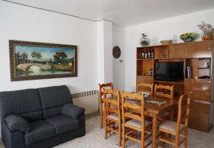 sala de estar con sofá y mesa de comedor en Casa rural La Luna, 