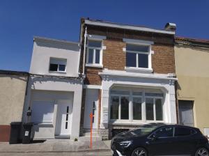 ein schwarzes Auto, das vor einem Haus parkt in der Unterkunft La Chapelle du Quai in Dunkerque