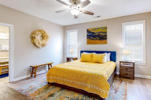 1 dormitorio con 1 cama y ventilador de techo en 'Cuse-stal en Myrtle Beach