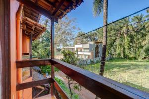 uma vista da varanda de uma casa em Pousada casa zaza em Itacaré