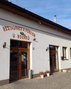 un edificio con un signo que lee resistencia una pensión u novación en Penzion a restaurace U Nováků, en Bítovany