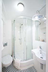ソポトにあるモンテ カッシーノのバスルーム(シャワー、トイレ、シンク付)